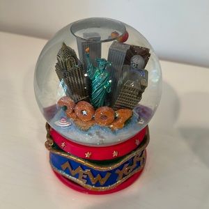 Rare 2001 New Years Eve Musical Spinning New York City Snowglobe